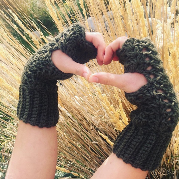 Handmade crochet fingerless gloves - Picture 5 of 8